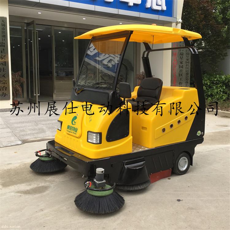四轮电动扫地车