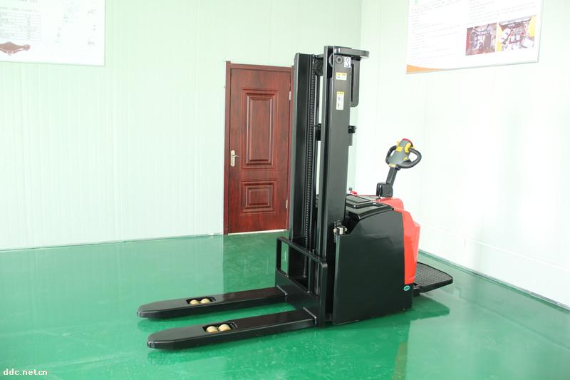 1.6吨电动堆垛车