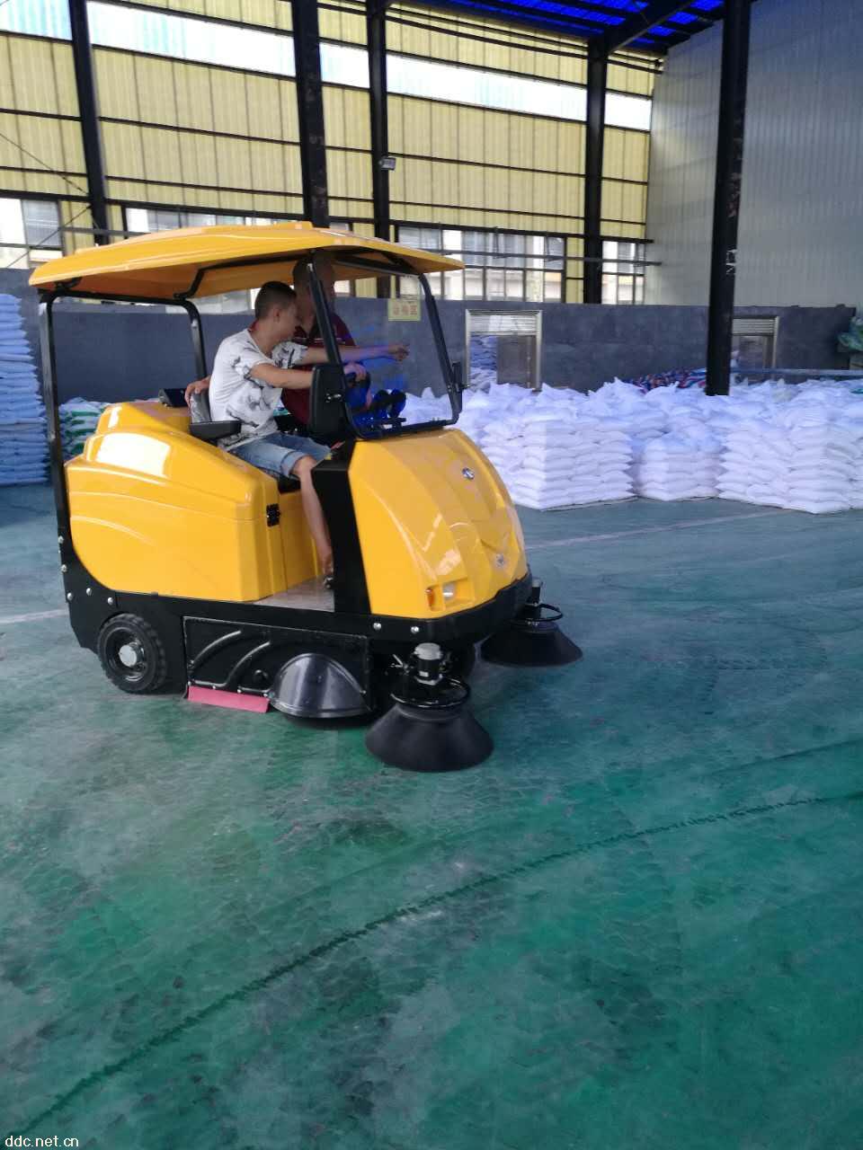 物业驾驶式电动扫地车