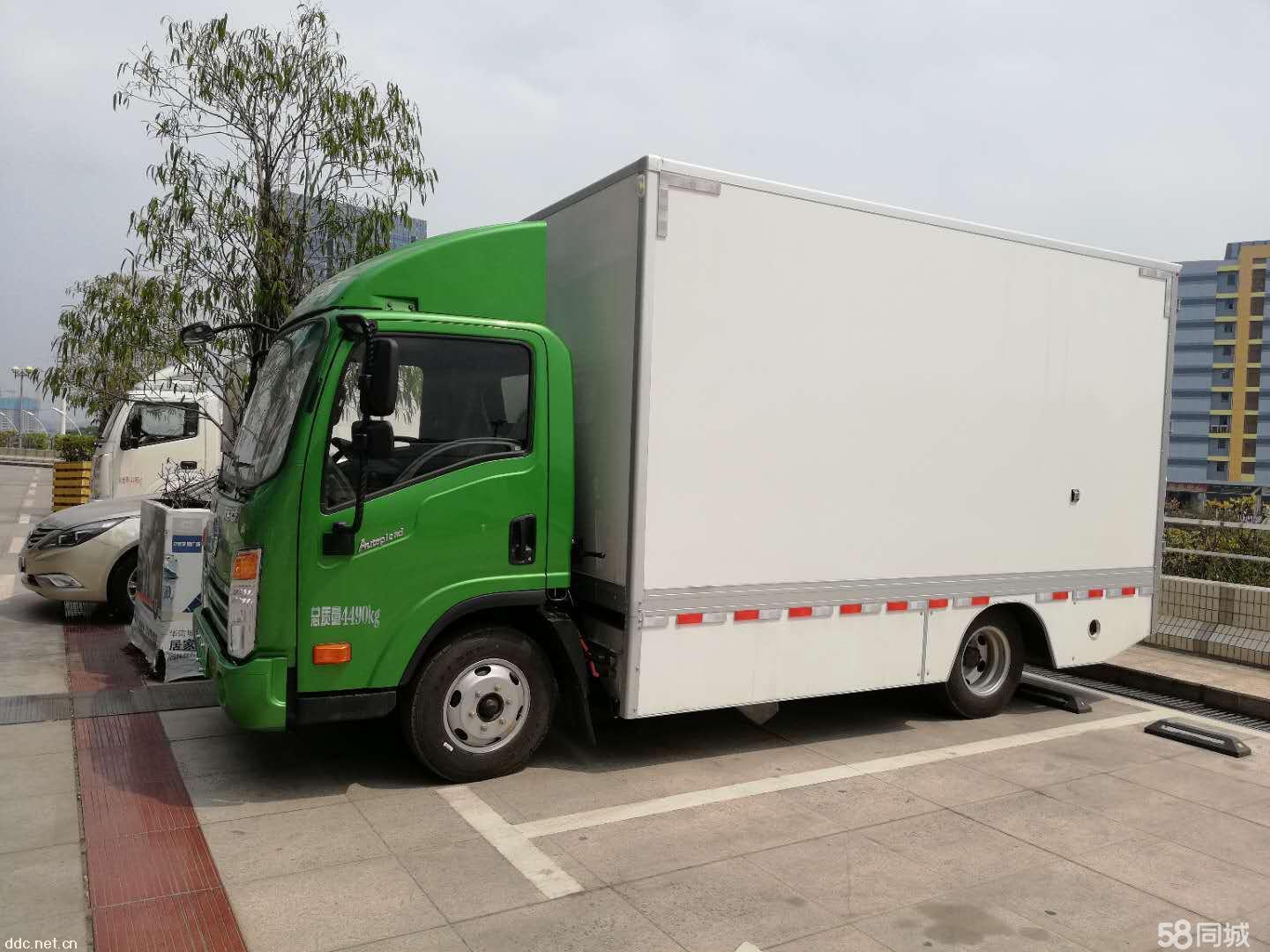 大运比克箱式新能源4米2货车