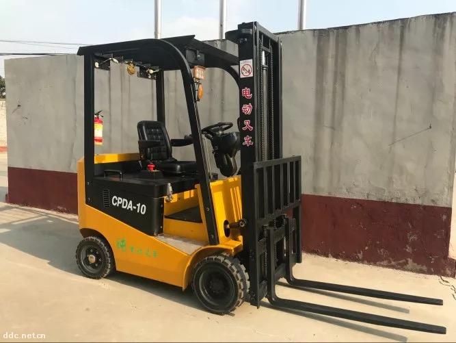 1.5吨3米座驾式全电动叉车