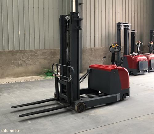 前移式小型全电动堆高车装卸