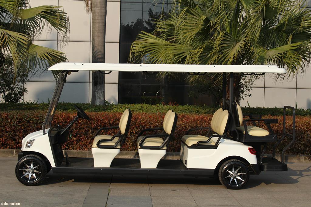 白色6+2座电动高尔夫球车