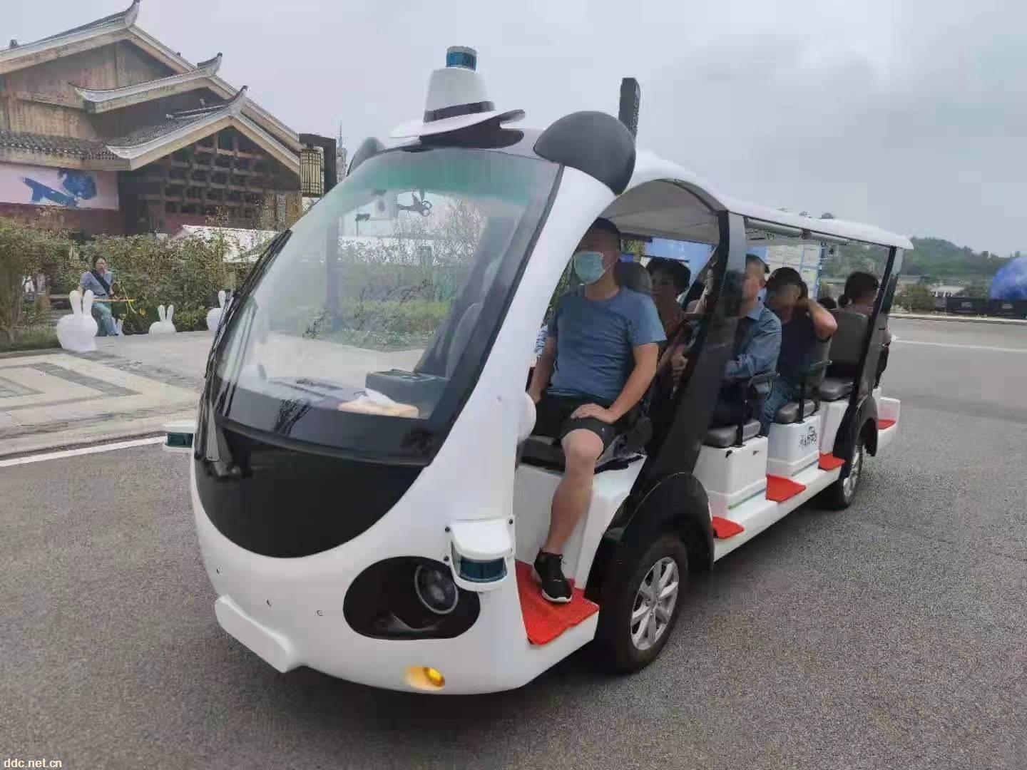  十四座无人驾驶观光车 自动停泊 接待乘客 无忧游览