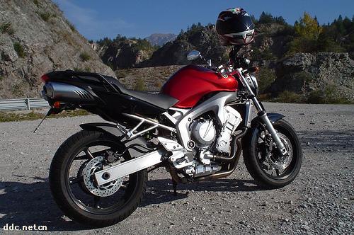 雅马哈FZ6摩托车跑车